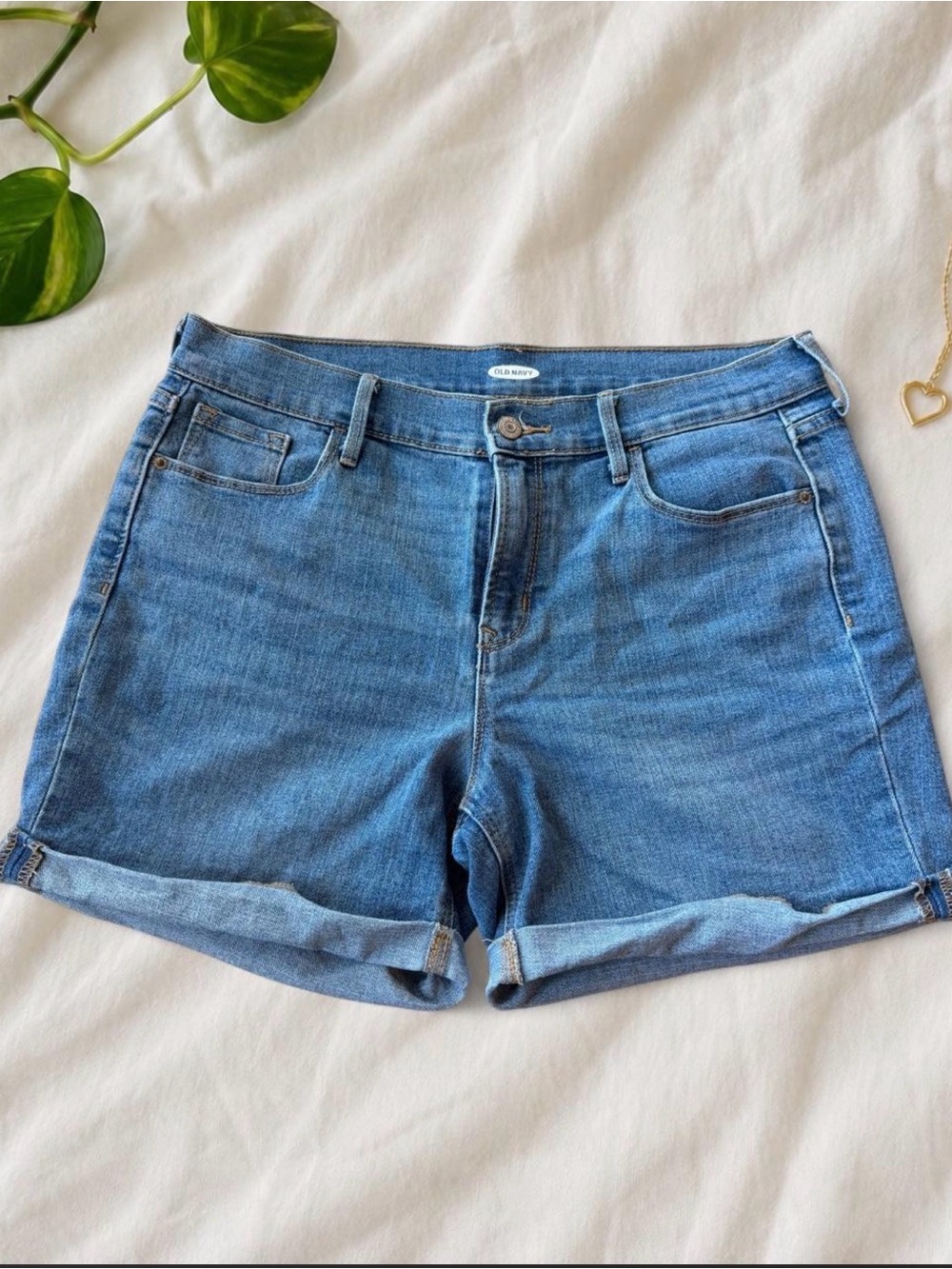 Old Navy Mid-Rise Denim Shorts Size 8 Medium Wash Cuffed Summer Casual